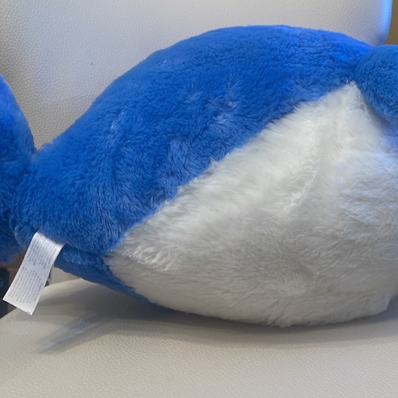 Stuffed Whale 🐳 LARGE NWOT! Was gift my daughter didn’t want 🤷‍♀️ She is 19 - - Picture 5 of 7